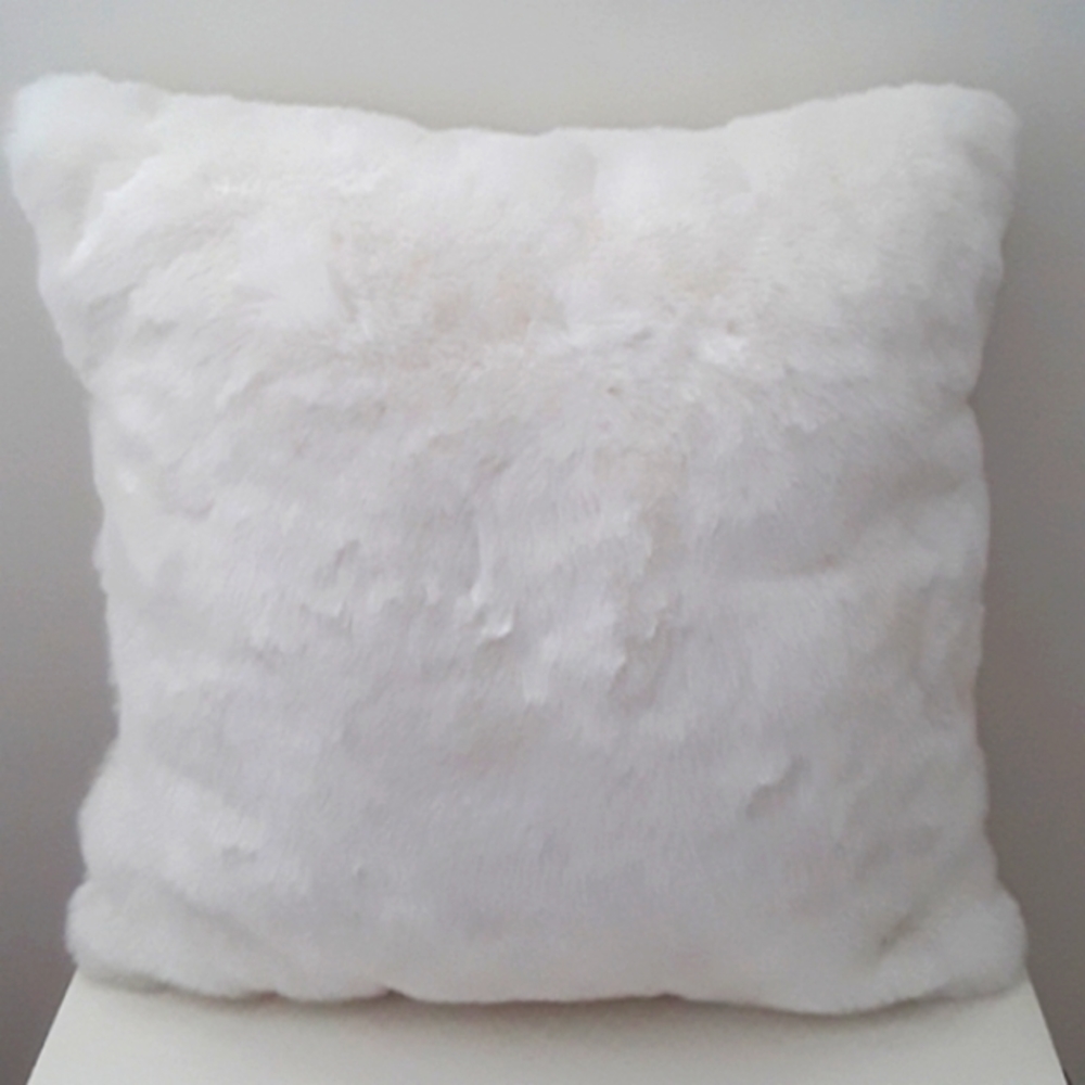 CREAM FAUX FUR ACCENT CUSHION